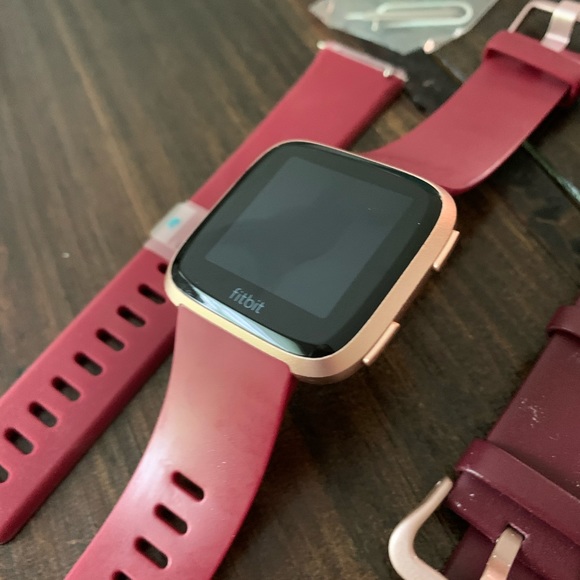 Fitbit Versa Smartwatch with Charger and Bands - Picture 5 of 6